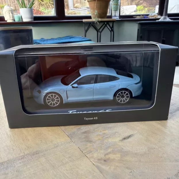 Minichamps Porsche Taycan 4s 2019 1:43 WAP0207810L